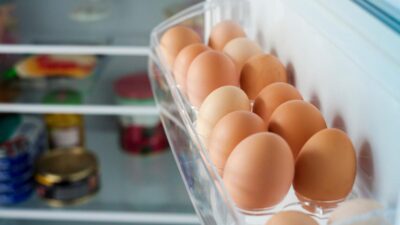 Yumurtaları buzdolabında yanlış yerde saklıyor olabilirsiniz! Salmonella riskini azaltan ve