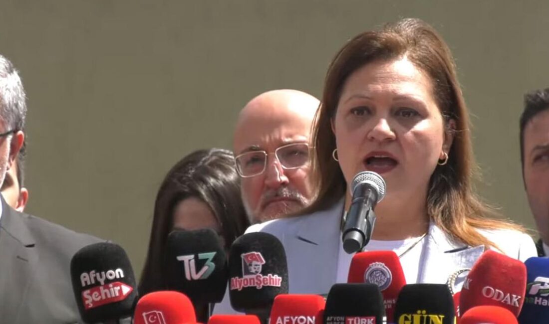 Belediye binası önünde bugün vatandaşlara seslenen Burcu Köksal  Afyon