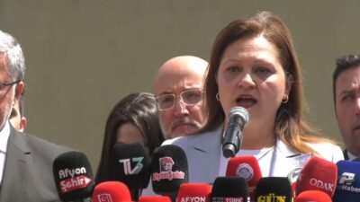 Belediye binası önünde bugün vatandaşlara seslenen Burcu Köksal  Afyon