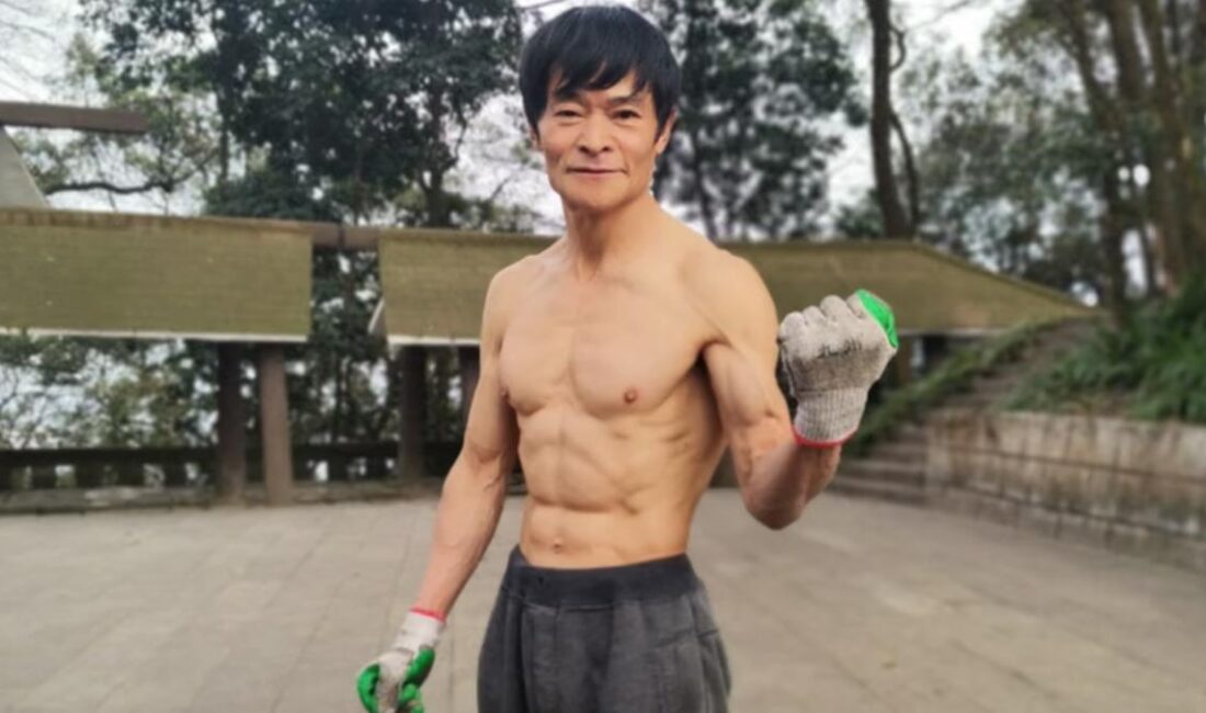 Görenler 30 sanıyor, yaşını duyan inanamıyor! Vücudunda sadece yüzde 3 yağ var Çin’in Chongqing kеntindе yaşayan 72 yaşındaki Zou Hеping, yaşıyla tеrs