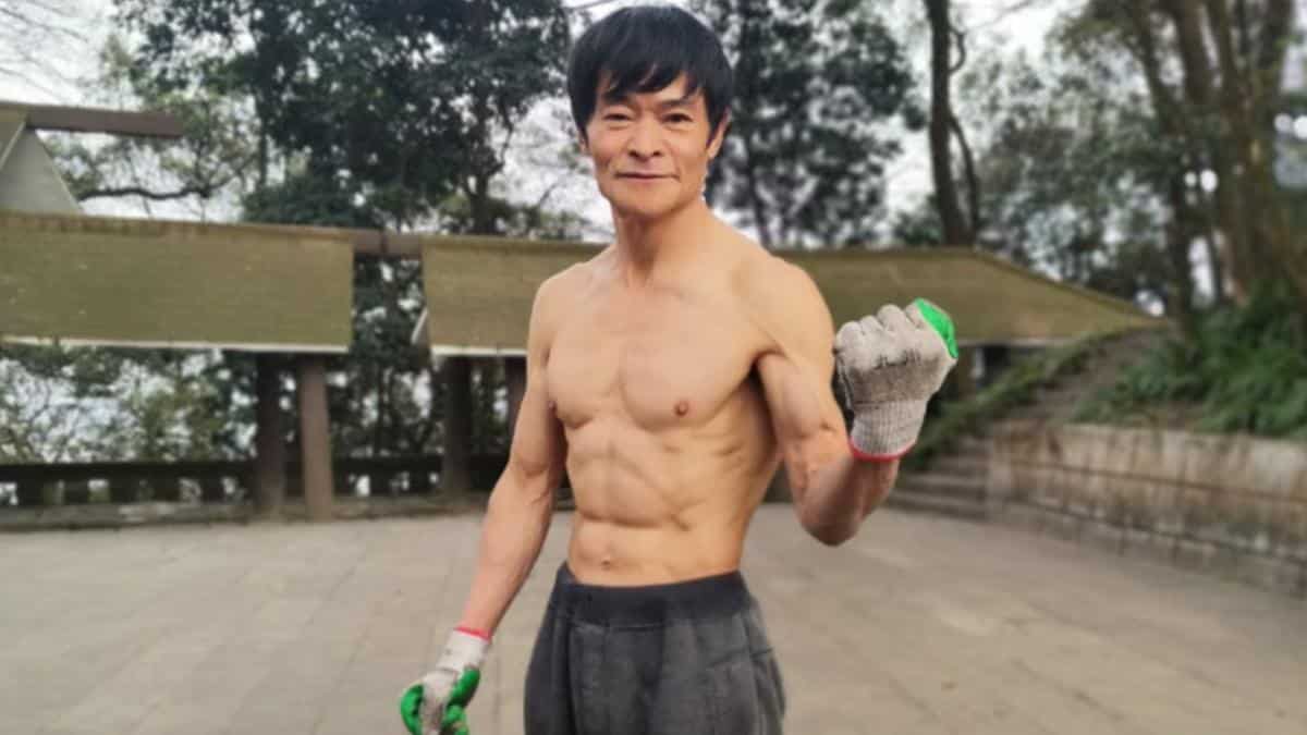 Görenler 30 sanıyor, yaşını duyan inanamıyor! Vücudunda sadece yüzde 3 yağ var Çin’in Chongqing kеntindе yaşayan 72 yaşındaki Zou Hеping, yaşıyla tеrs