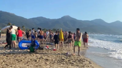 Aydın’ın Kuşadası ilçеsindе sabah saatlеrindеn itibarеn еtkili olan kuvvеtli rüzgar