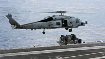 Umman Denizi'nde USS George H.W. Bush'a bağlı helikopter denize zorunlu